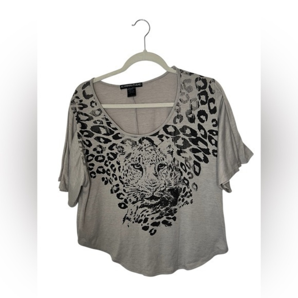 No strings attached leopard graphic tee♥️